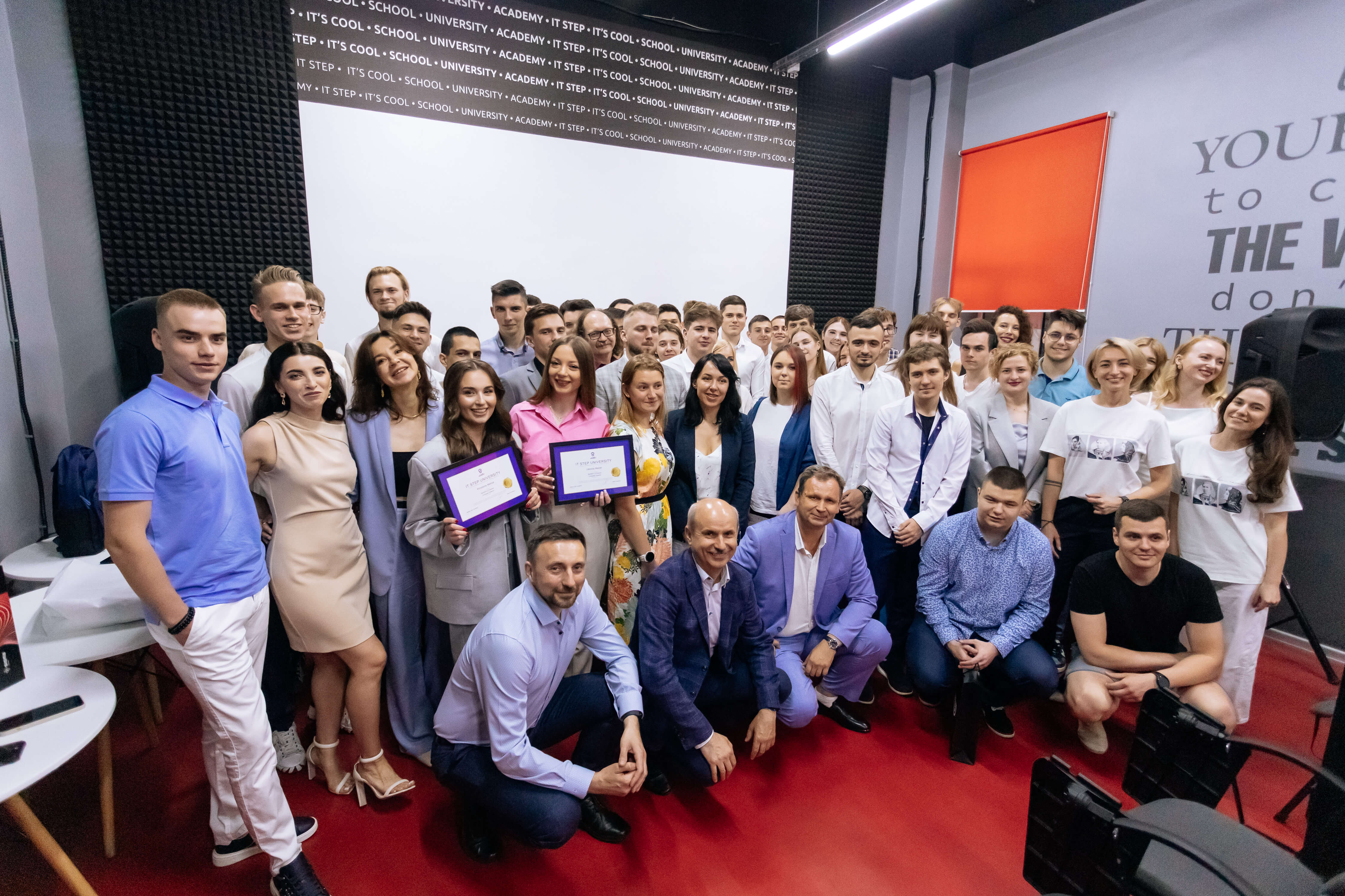 Випускник отримує сертифікат ubos на Випуску 2027