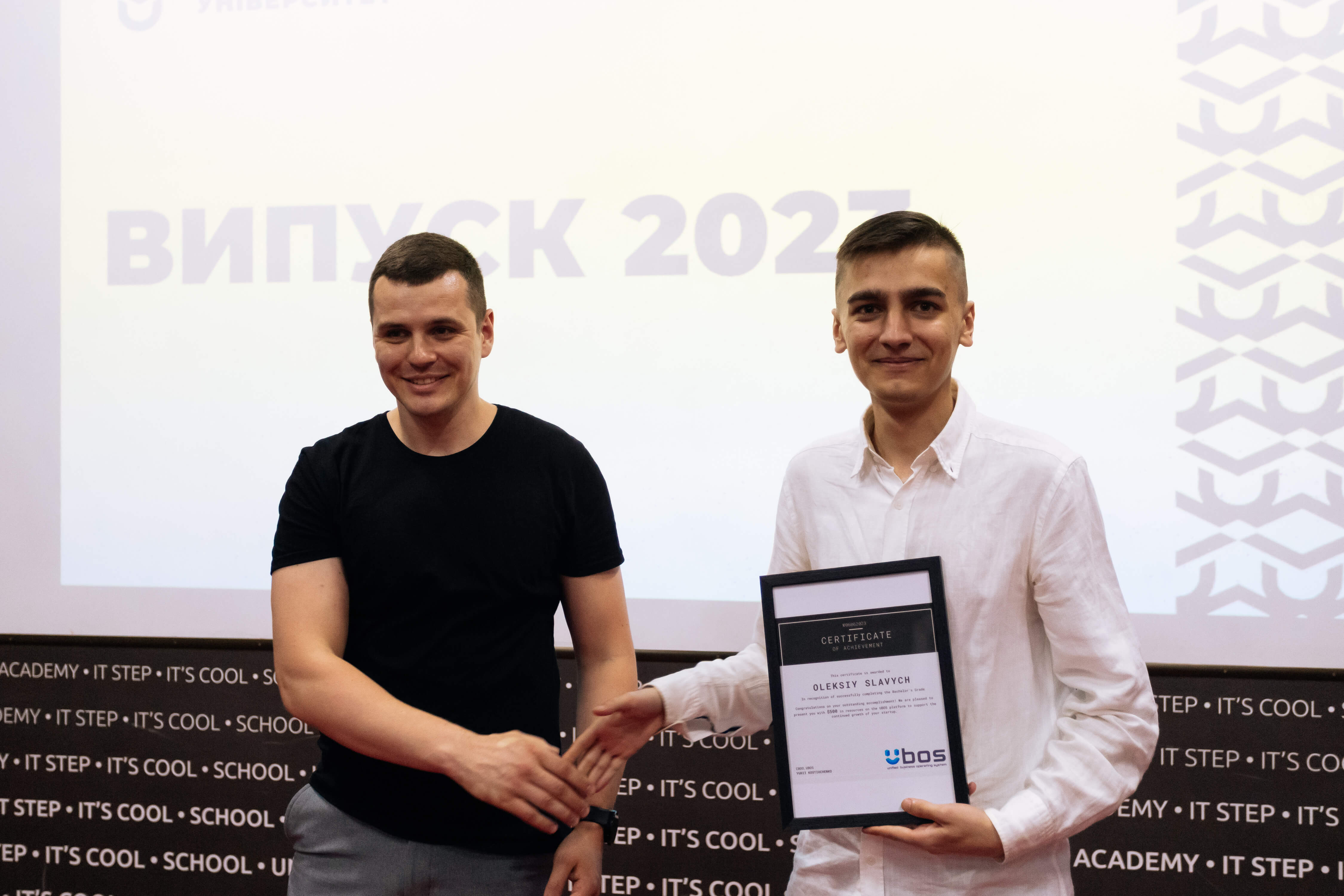 Спільне фото випускників академії із сертифікатами